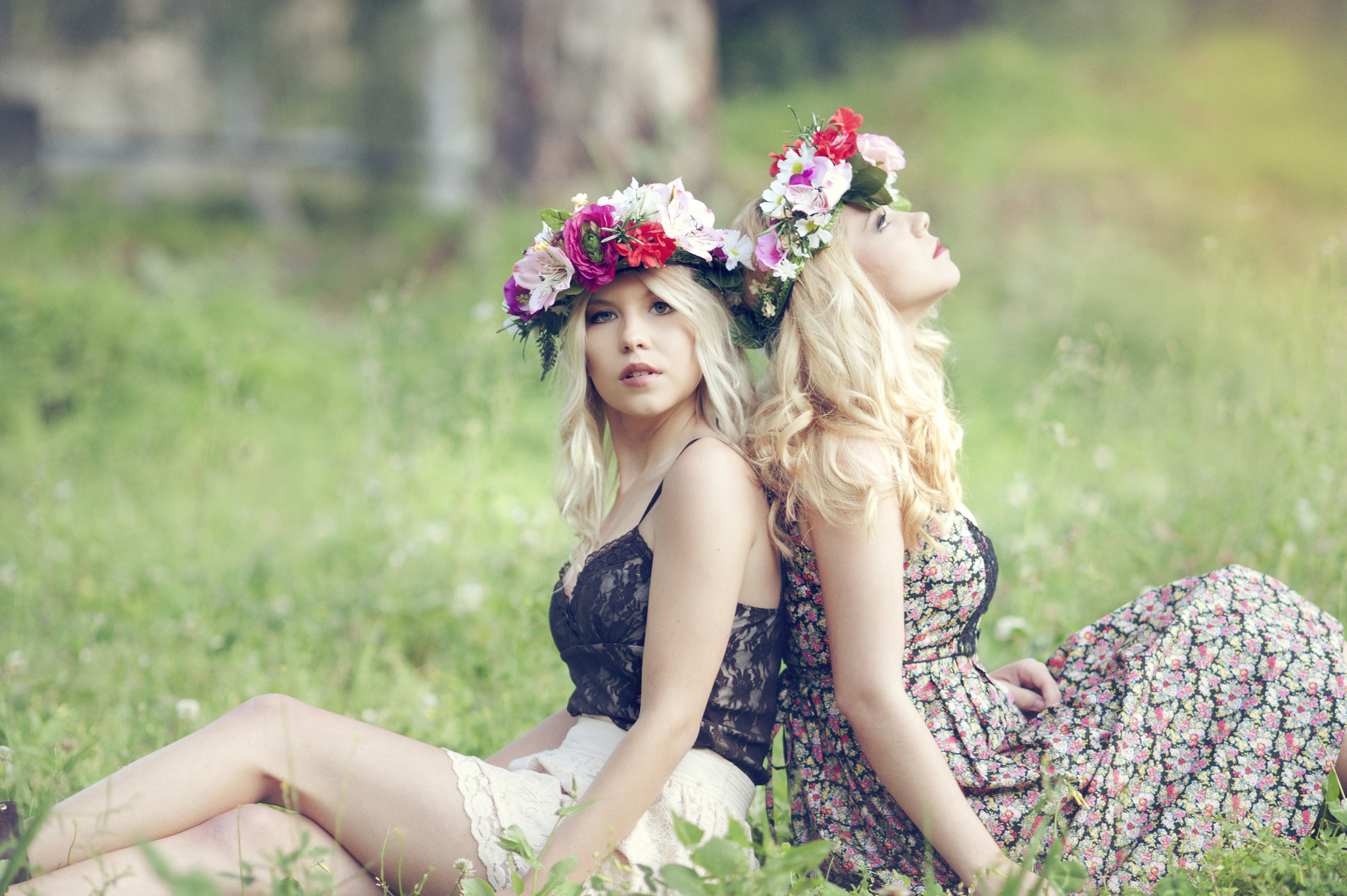 Фото подруги с голыми сиськами в цветах