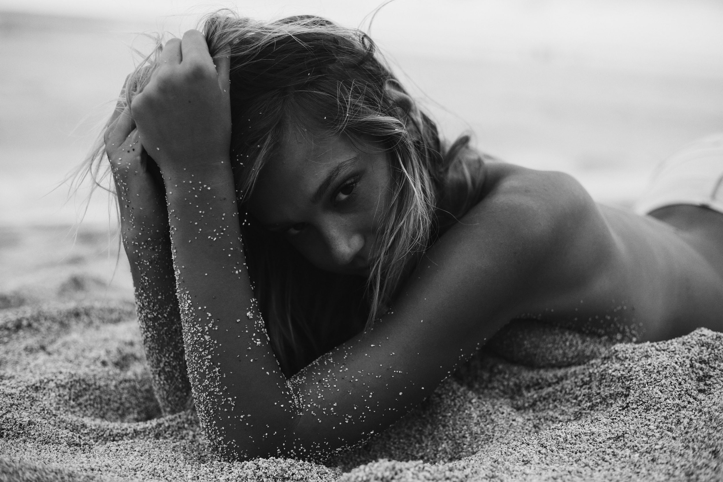 Эротика девушки с крупной грудью на каменистом пляже   15 фото эротики