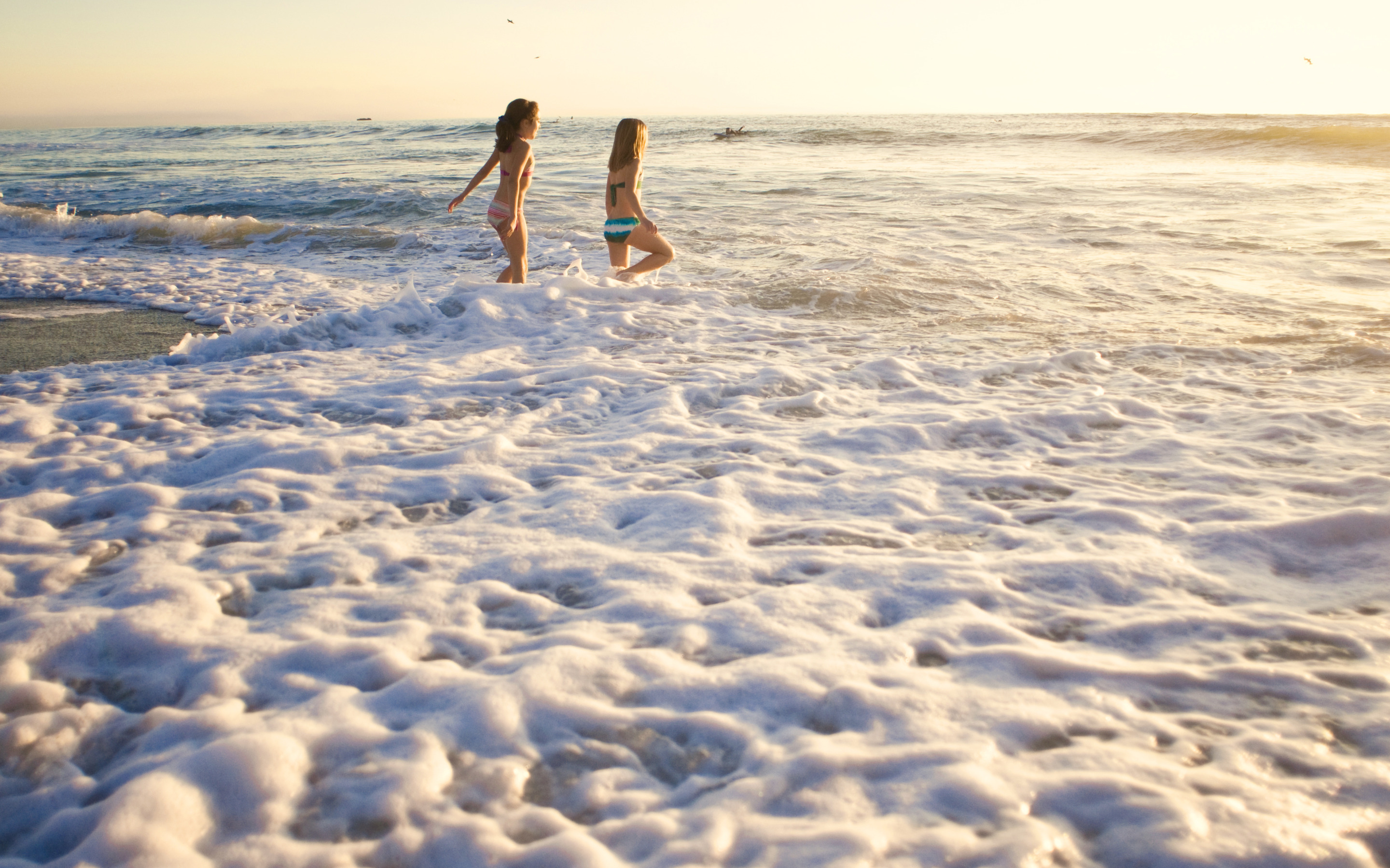 Молодая шалунья на пляже показывает сиськи в песке