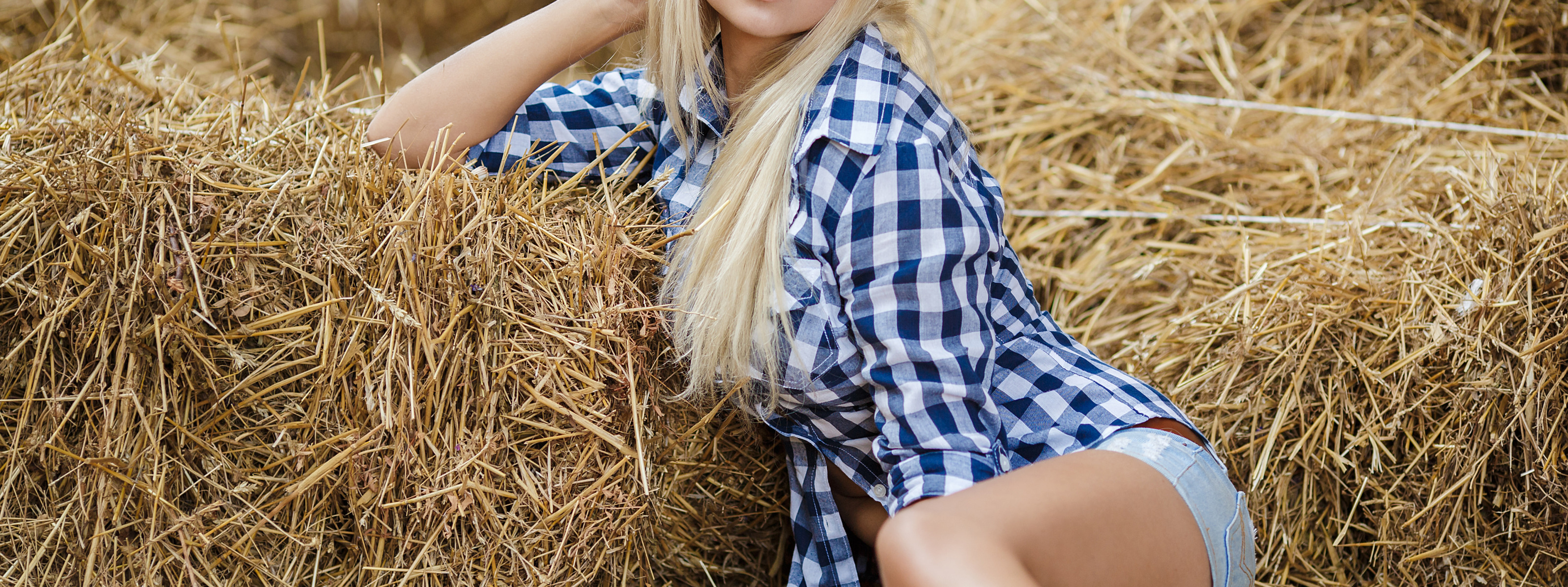 Блондинка в полосатой рубашке сосет член в стоге сена