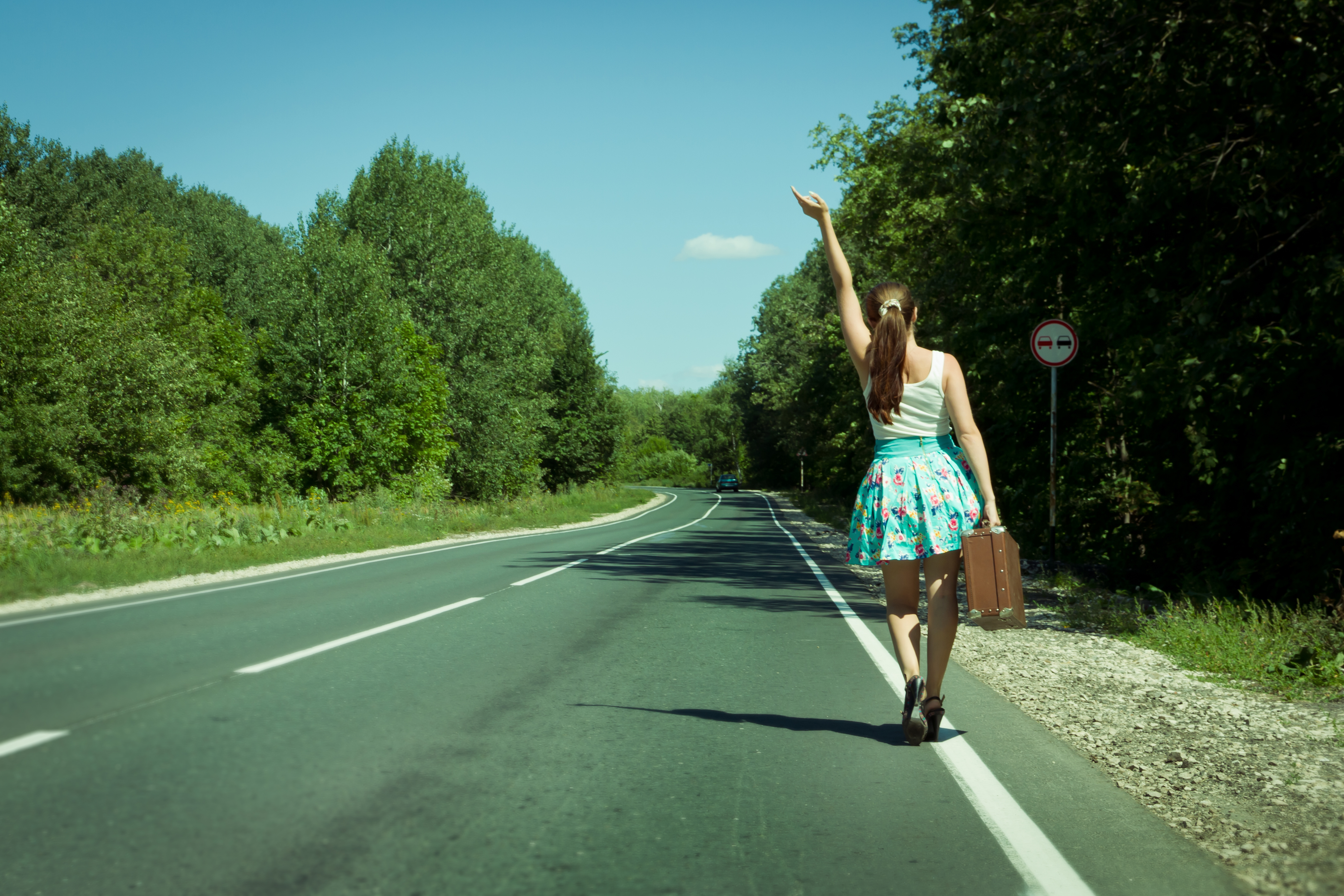 Милая красавица в летнем одеянии стоит на дороге и ждет парня показывая свои трусики