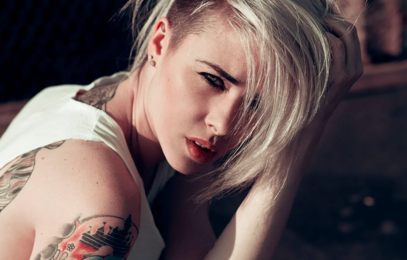 Платиновая блонда с татуировками издаёт стоны на крупном стояке