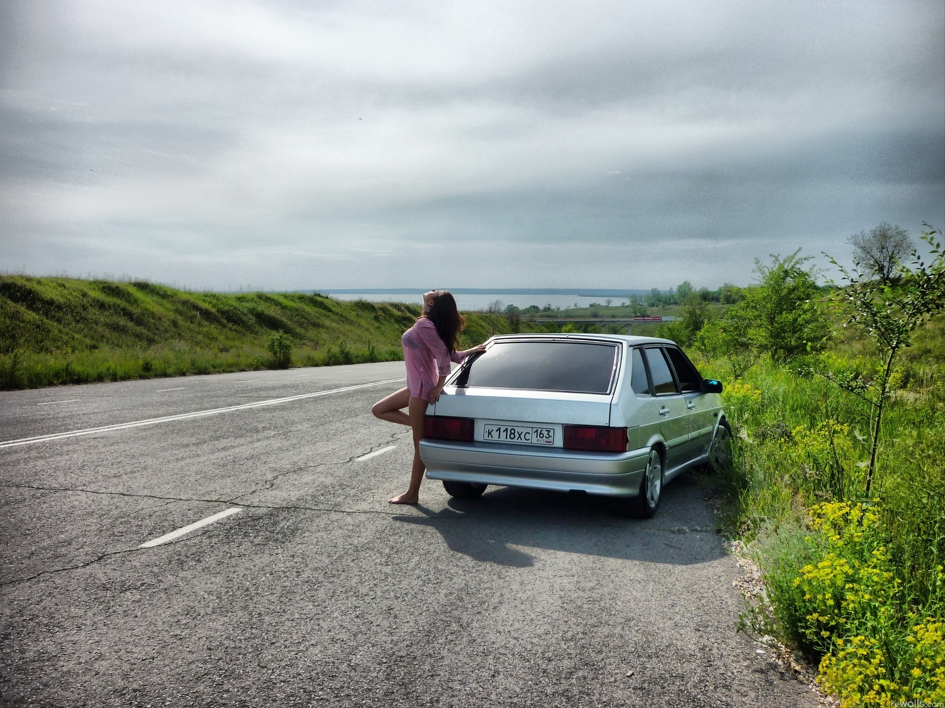Жена на природе голая стоит у машины фото