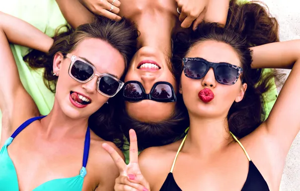 Picture fun, friends, bikini, sunglasses