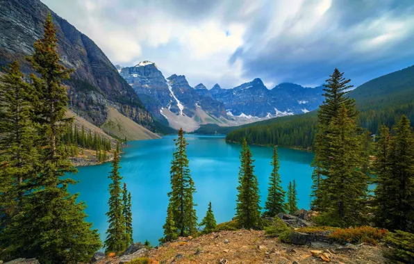 Picture mountains, lake, Banff National Park, Canada, Moraine