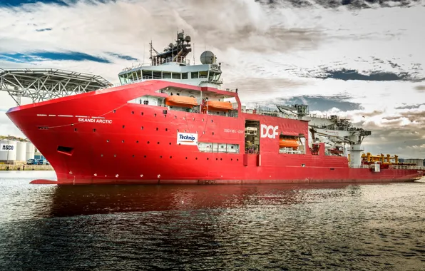 Picture the ship, Skandi Arctic, diving vessel