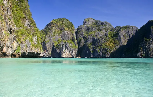Picture the ocean, rocks, boats, Thailand, Phi-Phi islands