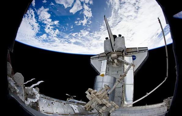 Picture space, astronauts, ISS, manipulator, The Shuttle Discovery