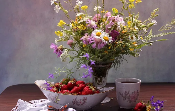Picture summer, berries, chamomile, bouquet, strawberry, Cup, still life, wildflowers