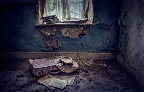 Picture room, hat, suitcase, Abandoned