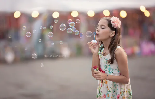 Picture bubbles, street, girl