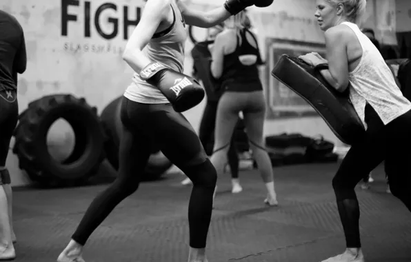 Picture training, white and black, kickboxing