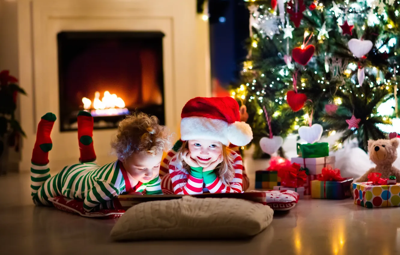 Фотообои дети, игрушки, елка, Рождество, Новый год, книга, камин, украшение, гирлянда, игрушки, Новый Год, ребенок, малышка,…