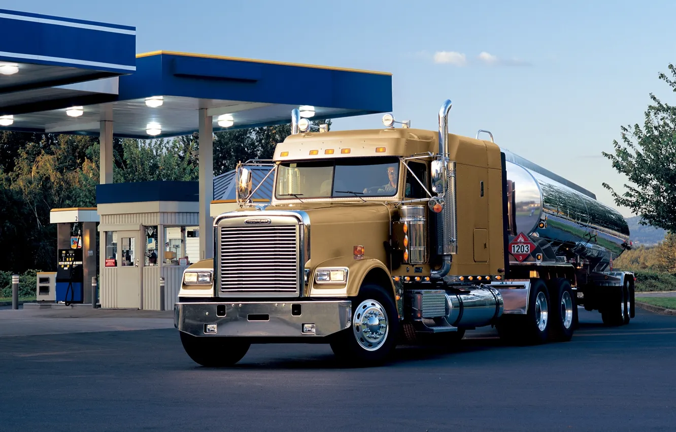 Photo wallpaper the sky, truck, the front, classic, freightliner, track, tractor, Trak, classic, tank, gas station, Flatliner